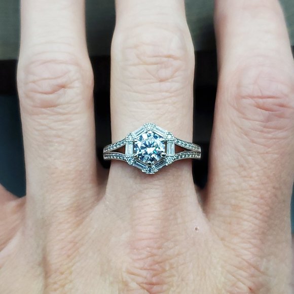 Jewelry - Size 9 Sterling Silver Unique Cut Cubic Zirconia Halo Style Band Ring